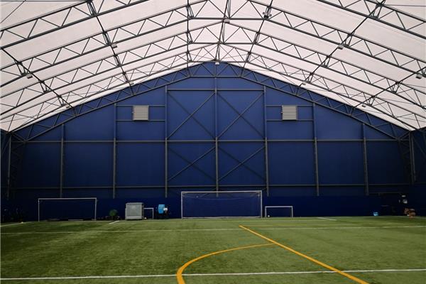 Renovatie indoor kunstgras voetbalveld - Sportinfrabouw NV